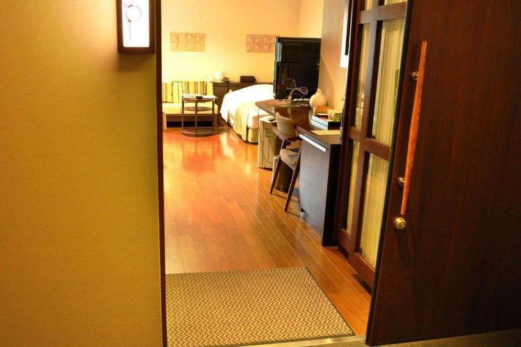 【バリアフリー対応客室】入口はスライド式ドア（画像はツインルーム）