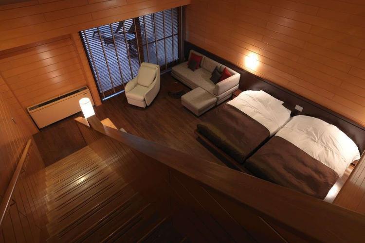 【露天風呂付コテージ】1階と2階にツインベッドを配した、グループ様におすすめの客室（客室一例）