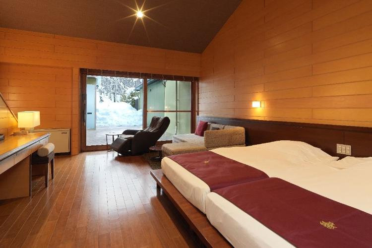 【露天風呂付コテージ】1階と2階にツインベッドを配した、グループ様におすすめの客室！（客室一例）