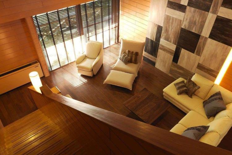 【露天風呂付コテージ】1階はリビング、2階はツインベッドルームとなっております（客室一例）