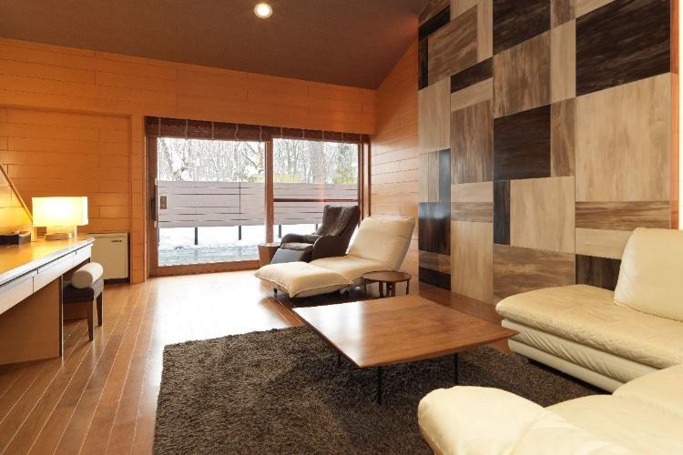 【露天風呂付コテージ】広々テラスでは、ご入浴や森林浴などがお愉しみいただけます（客室一例）