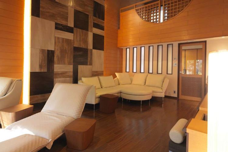 【露天風呂付コテージ】メゾネットタイプの室内は余裕の広さで、快適さと確かな寛ぎをお約束（客室一例）