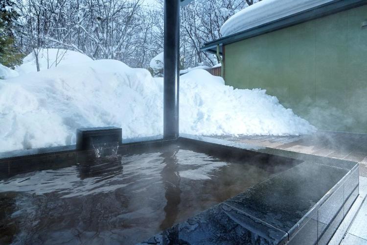 【露天風呂付コテージ】テラスにある露天風呂（客室一例）