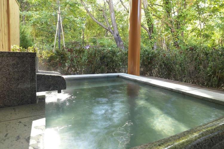 【露天風呂付コテージ】テラスにある露天風呂。目の前は森になっており、開放感があります（客室一例）