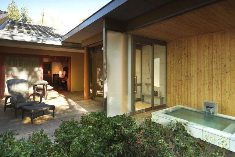 【露天風呂付コテージ】テラスにある露天風呂は入り放題♪（客室一例）