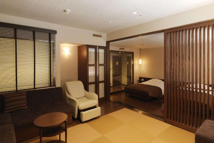 【デラックス和洋室】琉球畳風の和スペースでのんびりとお寛ぎくださいませ（客室一例）