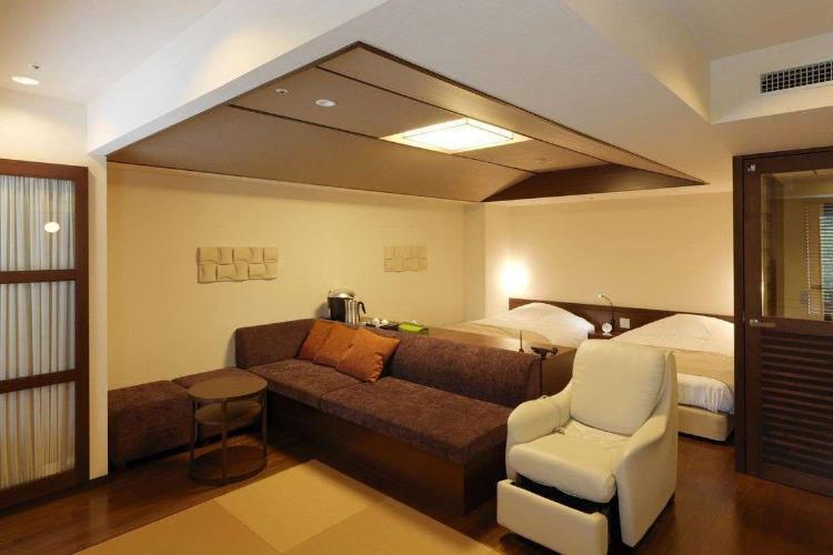 【和洋室】ソファでも畳の上でも、横になっておくつろぎいただけます（客室一例）