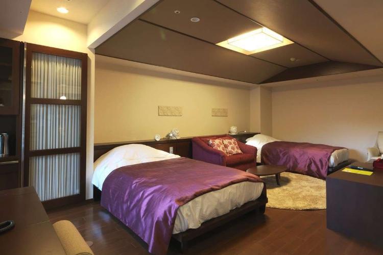 【デラックスツイン】広々としたスタイリッシュなお部屋で、のんびりとお寛ぎいただけます（客室一例）