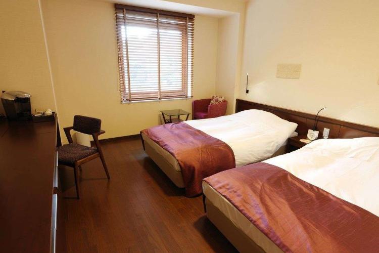 【ツインルーム】コンパクトタイプのツインルーム。浴室はシャワーブースのみのお部屋です（客室一例）