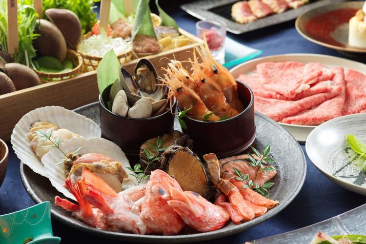 【森の巣穴／しゃぶしゃぶ「和牛・鴨肉・海鮮」コース】和牛や鴨肉、海鮮を味わう（2人前イメージ）