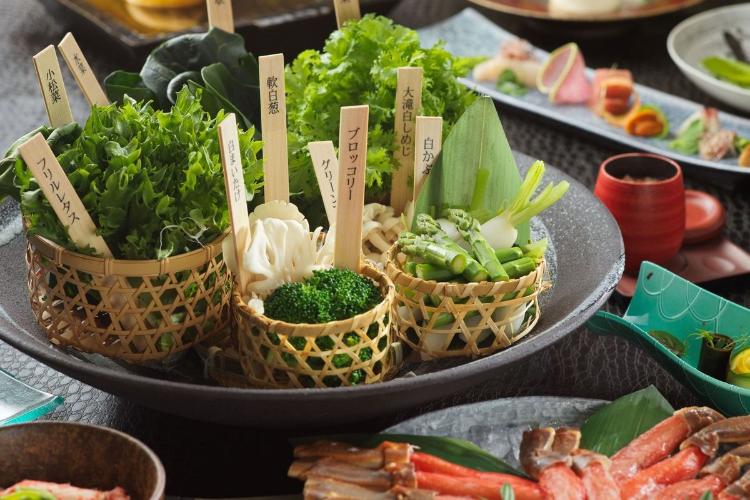 【森の巣穴／しゃぶしゃぶ「蟹」コース】たっぷりの野菜と一緒にお愉しみください（2人前イメージ）