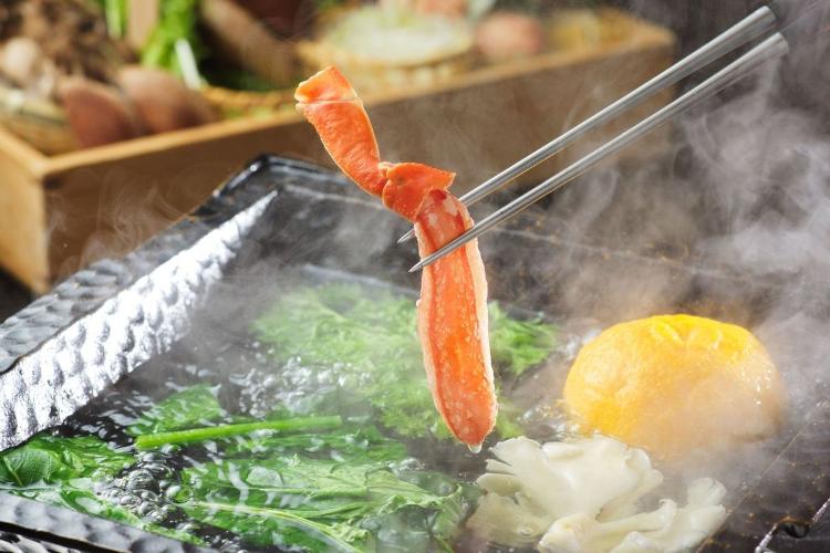 【森の巣穴／しゃぶしゃぶ「蟹」コース】蟹をサッと出汁にくぐらせて（イメージ）