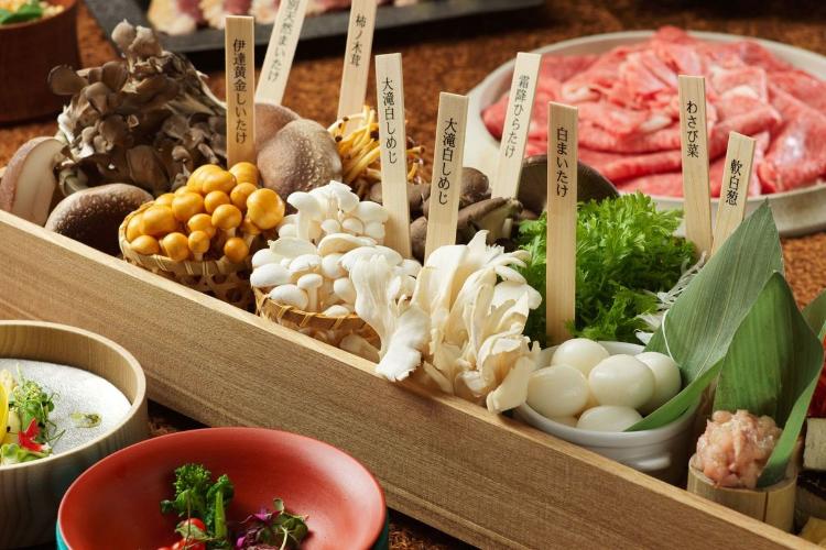 【森の巣穴／しゃぶしゃぶ「和牛・鴨肉」コース】たっぷりのキノコと一緒に愉しむ（2人前イメージ）