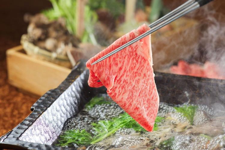 【森の巣穴／しゃぶしゃぶ「和牛・鴨肉」コース】牛スジ出汁にくぐらせてお召し上がりください（イメージ）