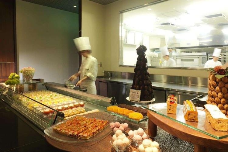 【森ビュッフェ】スイーツコーナーには、パティシエ手作りのスイーツをご用意（夕食イメージ）