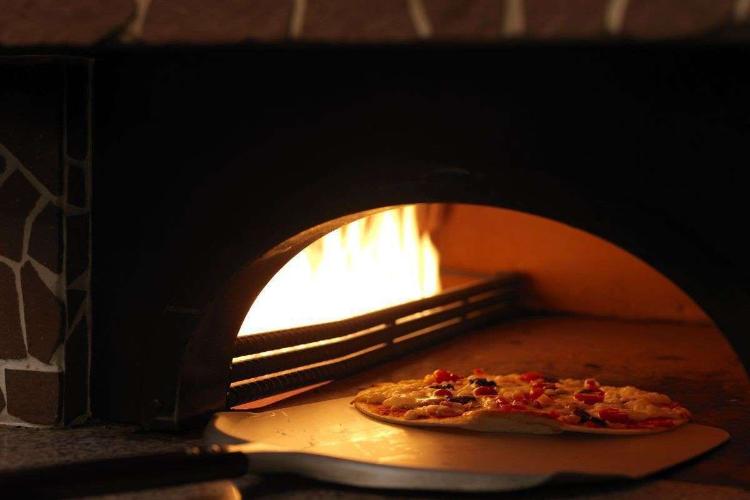 【森ビュッフェ】オープンキッチンでお好みの具材＆ソースでオリジナルピザをお作りします（夕食イメージ）