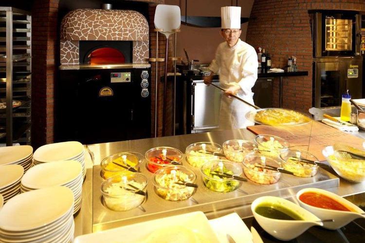 【森ビュッフェ】オープンキッチンでお好みの具材＆ソースでオリジナルピザをお作りします（夕食イメージ）