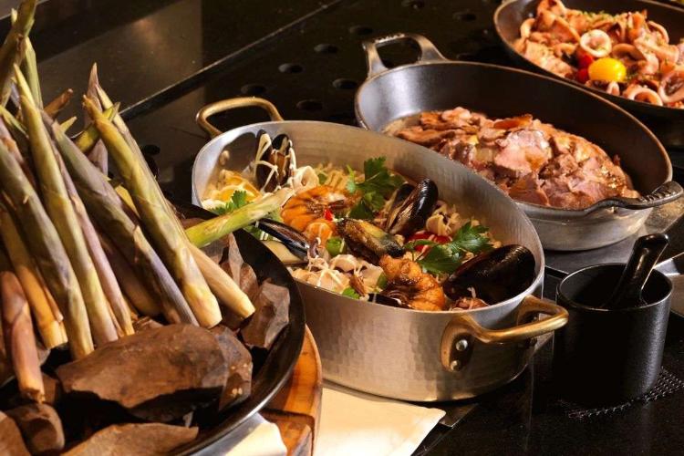 【森ビュッフェ】窯焼きピッツァやオーブン料理など、おとぎ話のようなご馳走が揃います（夕食イメージ）