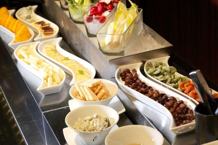 【森ビュッフェ】彩り豊かで新鮮な野菜がたっぷりの冷製コーナー（夕食イメージ）