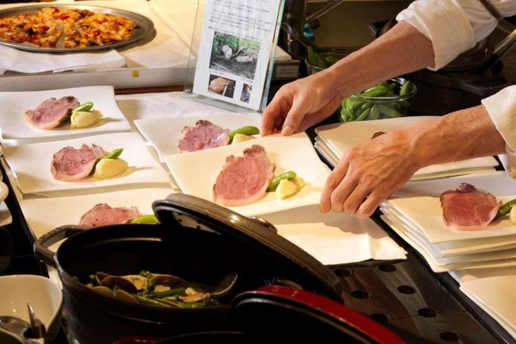 【森ビュッフェ】ライブキッチンからは、出来立てのお料理が飛び出します！（夕食イメージ）