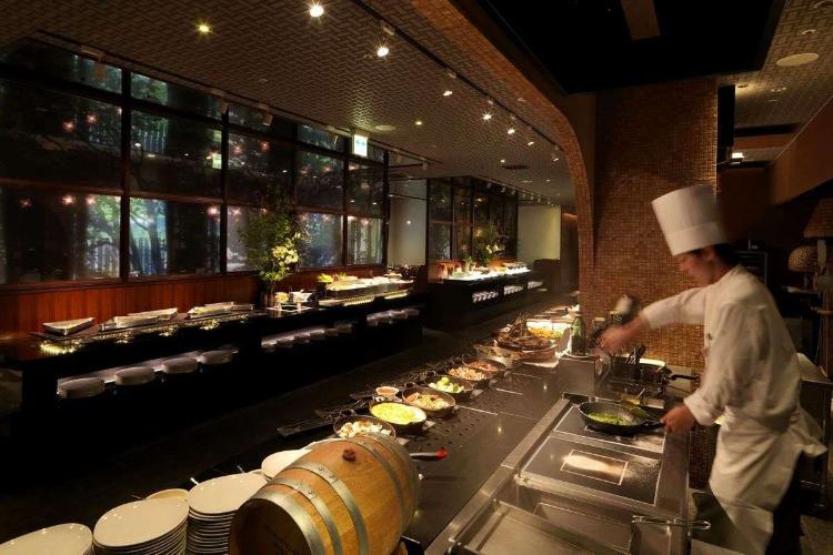 【森ビュッフェ】ライブキッチンからは、出来立てのお料理が飛び出します！（夕食イメージ）