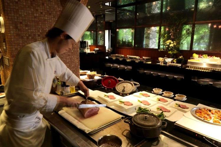 【森ビュッフェ】ライブキッチンからは、出来立てのお料理が飛び出します！（夕食イメージ）