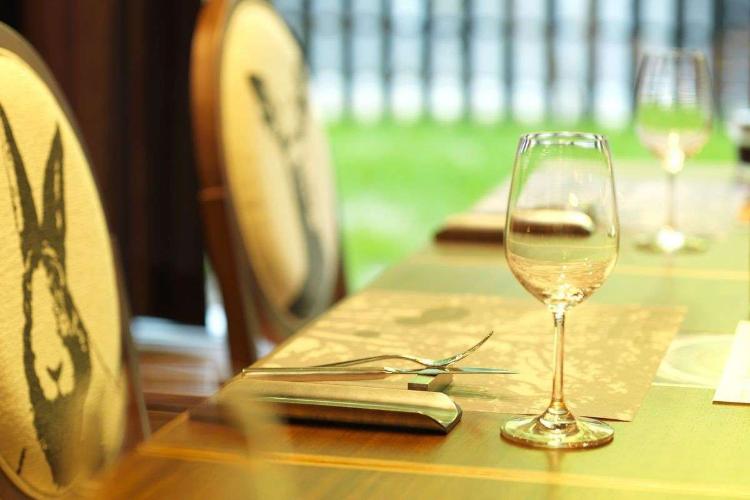 【森ビュッフェ】椅子に描かれた動物たちがテーブルを囲んでいるかのようなレストラン（イメージ写真）