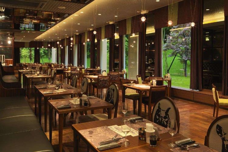 【森ビュッフェ】ワインセラーのある細い森のトンネルを進むと、そこが「森ビュッフェ」（イメージ写真）