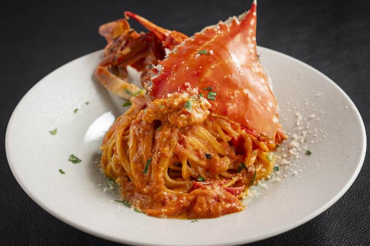 濃厚で芳醇な旨味を纏った、渡り蟹のトマトクリームパスタ