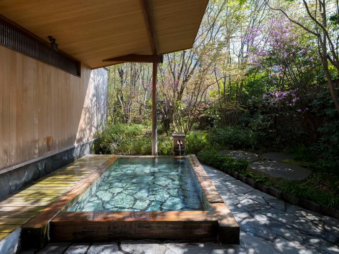 男湯と女湯、それぞれに内風呂と露天風呂を備えています。