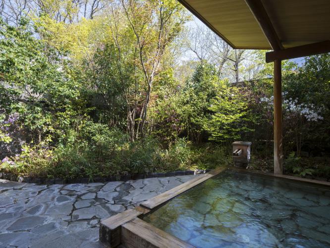 男湯と女湯、それぞれに内風呂と露天風呂を備えています。