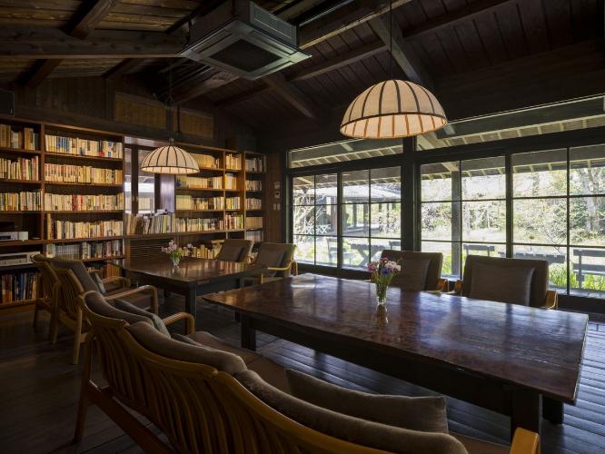 談話室「小さなロビー」。文人墨客に愛された宿として、昭和の文芸雑誌、地元・大分や由布院にまつわる書籍などを手に取っていただけます。