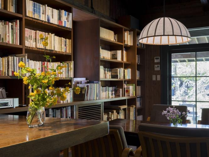 談話室「小さなロビー」。昭和の文芸雑誌、地元・大分や由布院にまつわる書籍などを手に取っていただけます。蓄音機もあるのでレコードもお楽しみください。