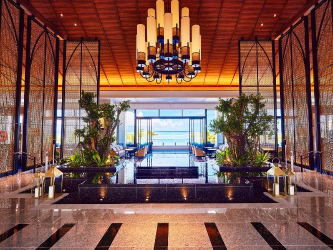 「琉球コロニアル」をデザインコンセプトに、欧風の建築様式と沖縄の伝統文化の美しさを掛け合わせたモダンな空間でお客様をお迎えしております。