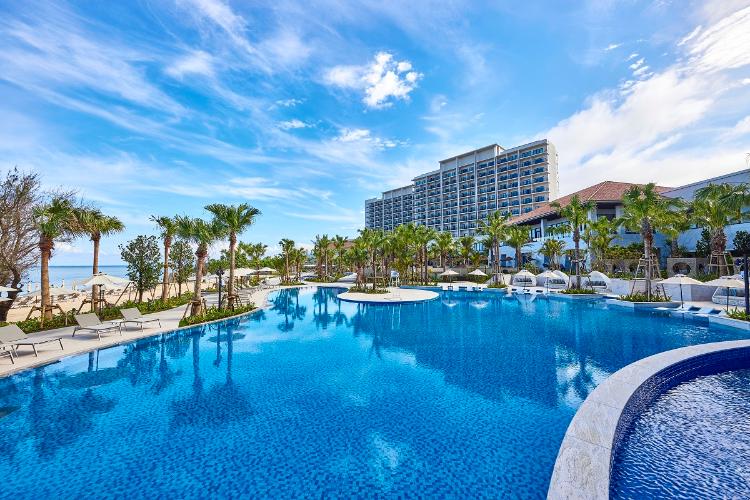 オーシャンプール/664平米の大きさを誇る、当ホテルで最も広いオーシャンプールです。