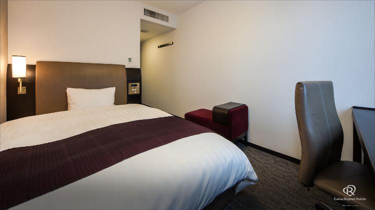 【スタンダードダブル】18平米の客室に154cm幅のワイドベッドを設置。加湿機能付空気清浄機・ズボンプレッサー・携帯充電器・リセッシュ完備♪ Wi-Fi/有線LANのダブル接続可能!