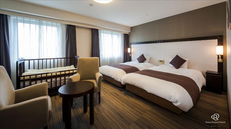 【ハリウッドツイン】ベビーベッドを設置した例です。※事前にお問い合わせください。当日設置不可