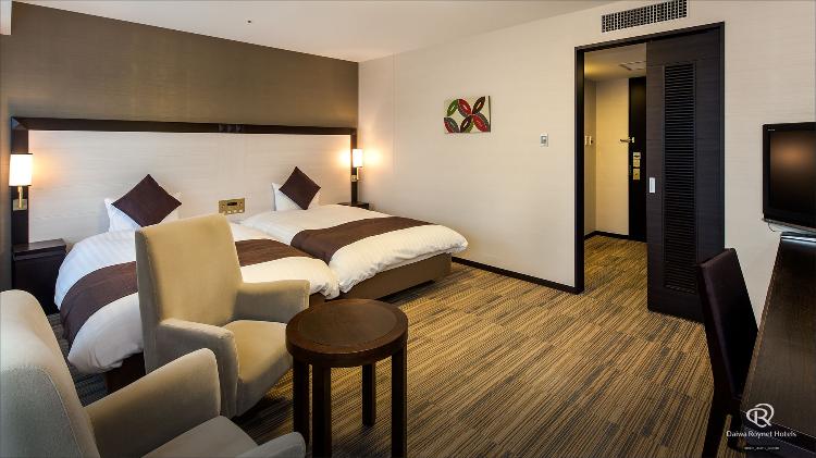 【ハリウッドツイン】33.6平米の客室に122cm幅のダブルベッドを設置。加湿機能付空気清浄機・ズボンプレッサー・携帯充電器・リセッシュ完備♪ Wi-Fi/有線LANのダブル接続可能!