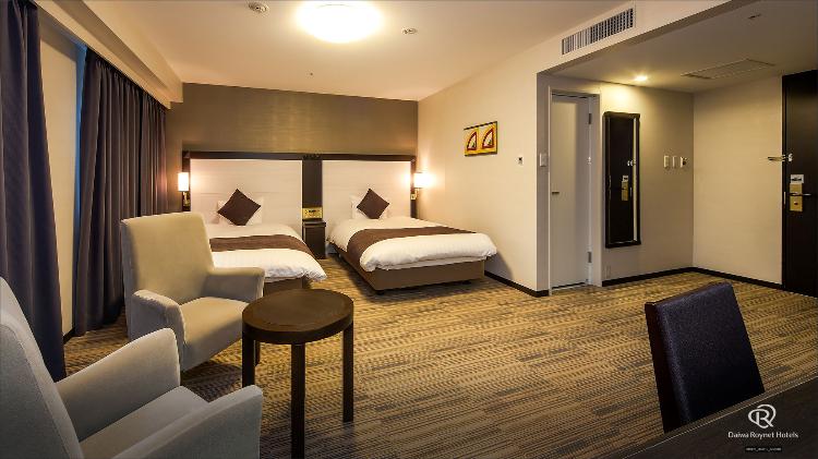 【スタンダードツイン】36.1平米の客室に122cm幅のダブルベッドを設置。加湿機能付空気清浄機・ズボンプレッサー・携帯充電器・リセッシュ完備で急な出張もご安心を♪ Wi-Fi/有線LANのダブル接続可能!