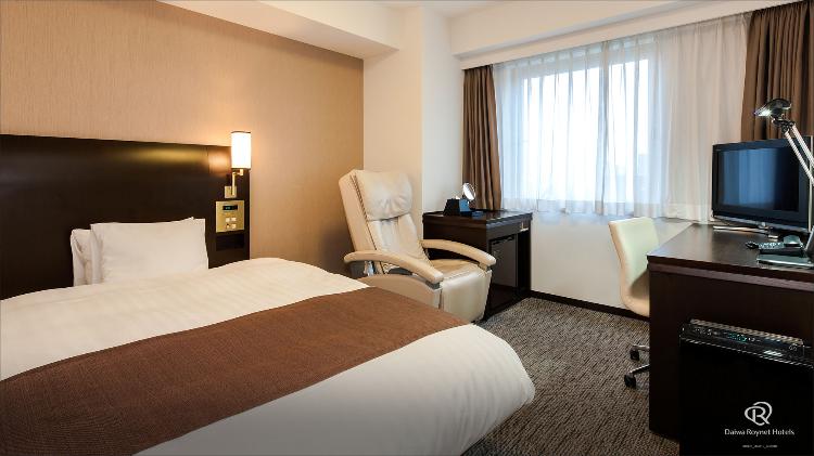 【リラックスダブル】20.2平米の客室に140cm幅のワイドベッドを設置。マッサージチェア付。加湿機能付空気清浄機・ズボンプレッサー・携帯充電器・リセッシュ完備♪
