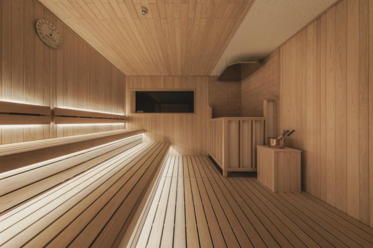 【サウナ】ヒノキの香りが広がる本格的フィンランドサウナでセルフロウリュウもお楽しみいただけます。 ※プレミアムフロアにご宿泊のお客様限定となります。 営業時間：5:00～10:00、15:00～25:00