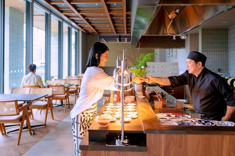 シェフが目の前で調理する日替わりのライブキッチンも魅力