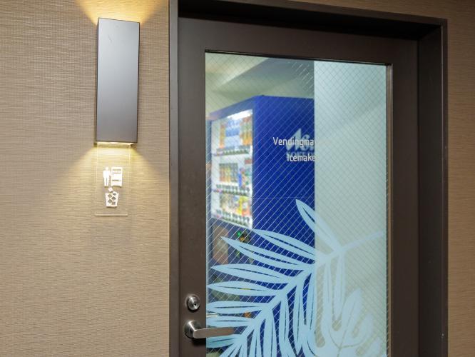 アルコール、ソフトドリンク自販機コーナー