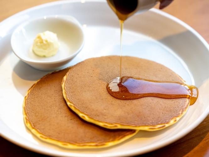 朝食イメージ：お好みでメープルシロップをどうぞ