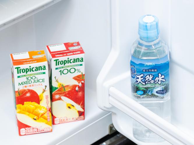 ウェルカムドリンクとして冷蔵庫内に天然水と2種類のジュースをご用意しております。