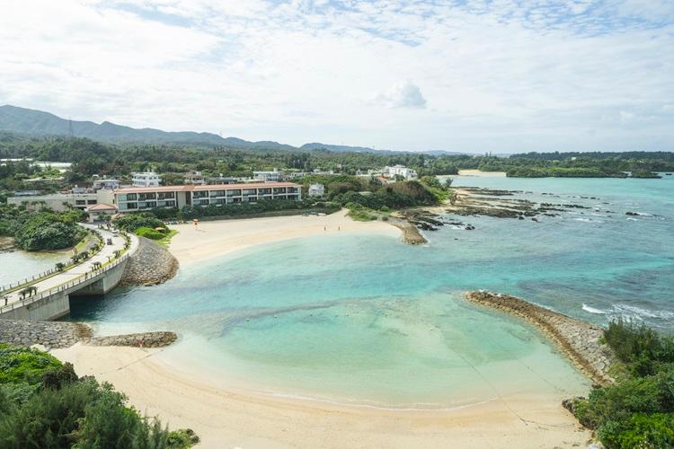 ＜ラグーンビュー＞ 万座毛方向の西海岸に広がる珊瑚礁の浅瀬を臨むオープンエアバルコニー付き ※お部屋によって景観がことなります。