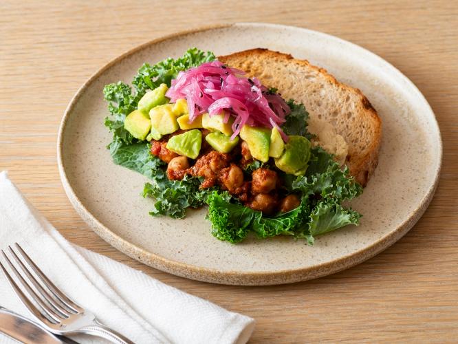 ライ麦パンのオープンサンド ひよこ豆のフムスとアボカド