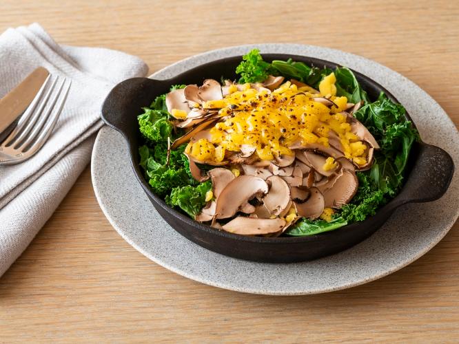 プラントベースのスクランブルエッグ マッシュルームとケール