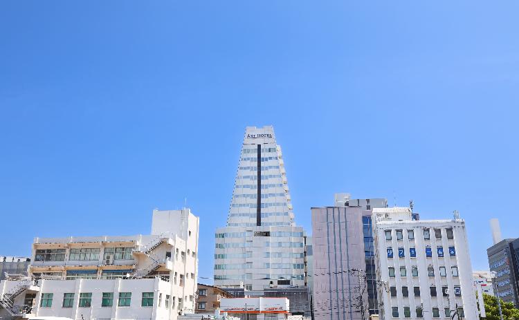 宮崎市の中心部にそびえ立つタワー型が目を引く外観