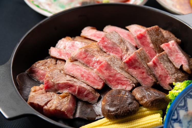 【夕食一例】風味豊かで、まろやかでとろけるような味わいが特長の“おおいた和牛”